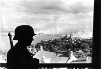Bundesarchiv_Bild_183-L20208,_Ukraine,_Kiew,_deutscher_Wachposten_auf_der_Zitadelle