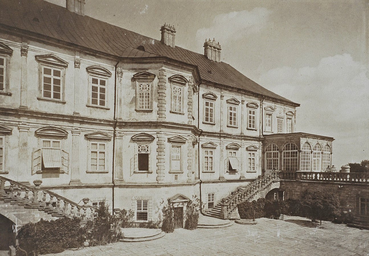 Палац Підгірці, вид на дворик