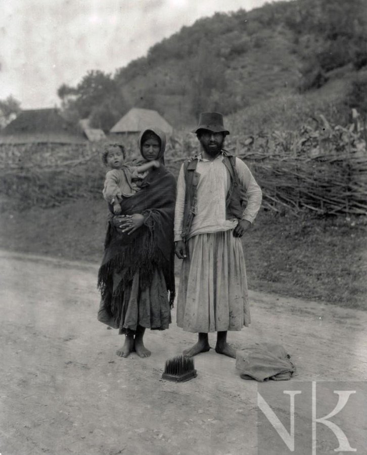 Ром-коваль з дружиною та дитиною на Підкарпатській Русі (Закарпатті), 1921–1922 р